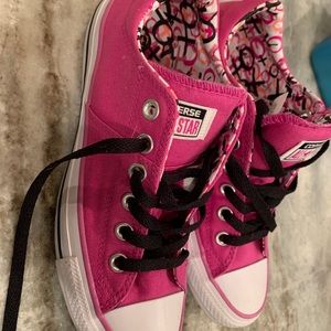 Adorable 🥰❤️ Converse Shoes Size 8